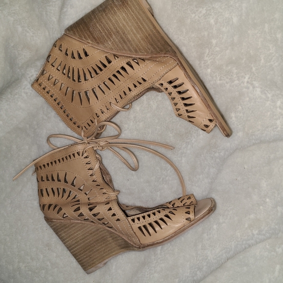 Jeffery Campbell Size 10 Tan Leather Lazer Cut Out Design - Picture 3 of 9